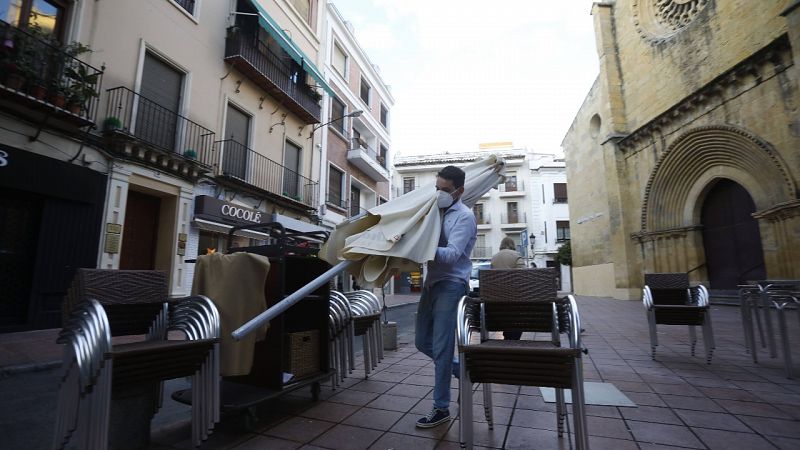 Andalucía limita la movilidad entre provincias y adelanta a las seis el cierre de comercio y hostelería