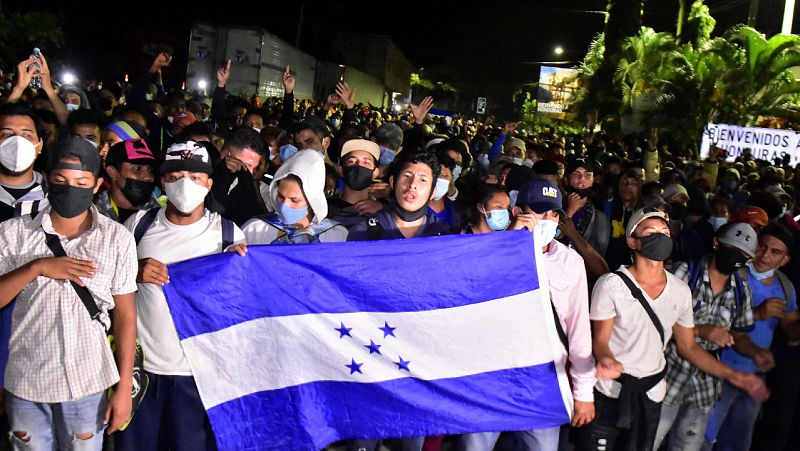 Miles de migrantes hondureños entran ilegalmente en Guatemala tras romper un cerco policial