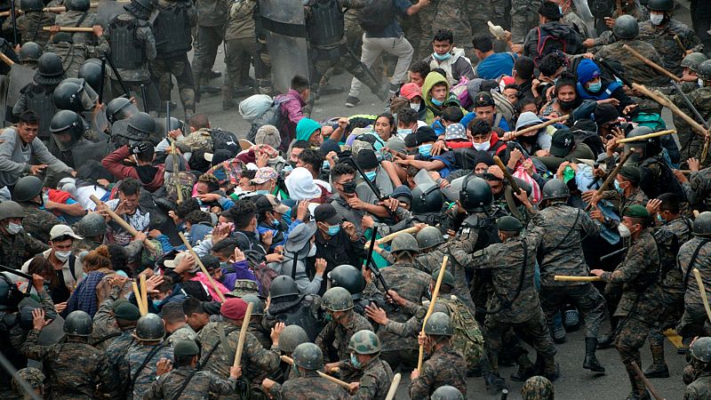 Una caravana compuesta por más de 9.000 migrantes hondureños esquiva obstáculos y camina con rumbo a EE.UU.