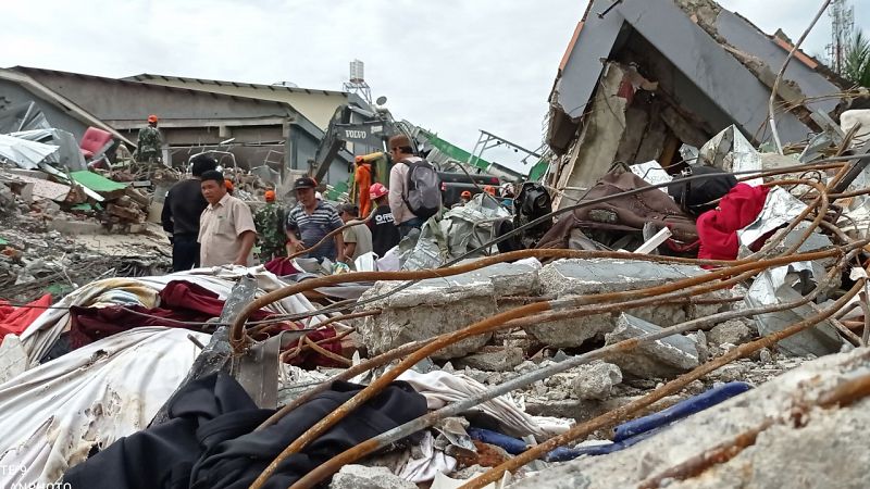 Suben a 81 los muertos por el terremoto en la isla indonesia de Célebes