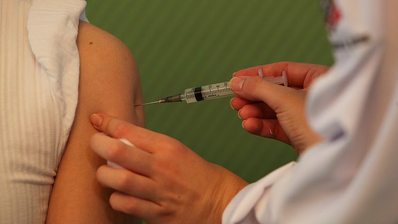 Brasil aplica la primera vacuna contra la COVID-19 a una enfermera tras la aprobación de su uso de emergencia