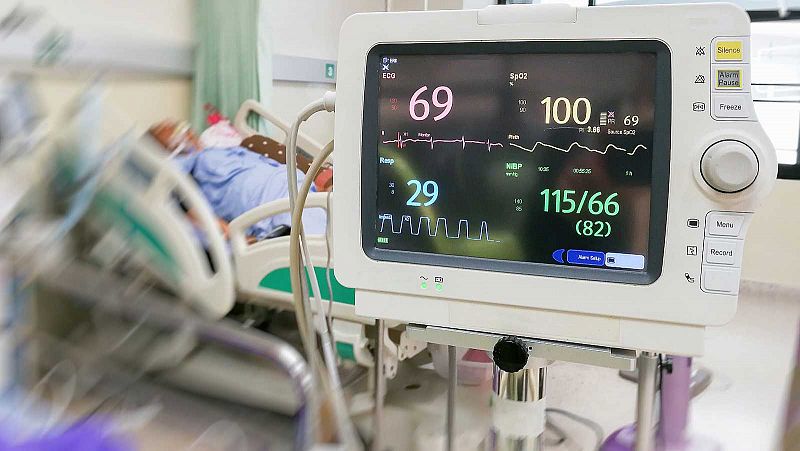 La pressió hospitalària augmenta amb 550 pacients crítics i 129 noves morts