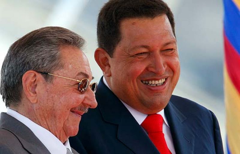 Raúl Castro visita  a su "sobrino" y benefactor Hugo Chávez