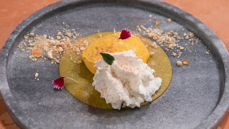 Espuma de yogurt, helado de mango, gelatina de fruta de la pasin y almendra caramelizada