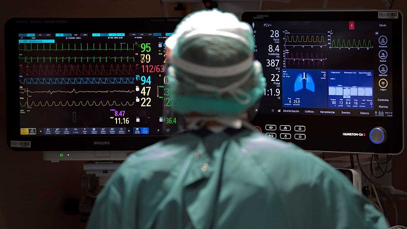 Les UCI s'acosten als 600 pacients i els grups escolars confinats pugen a 1.843