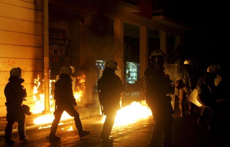 Se reavivan los disturbios en el centro de Atenas tras una tarde pacífica