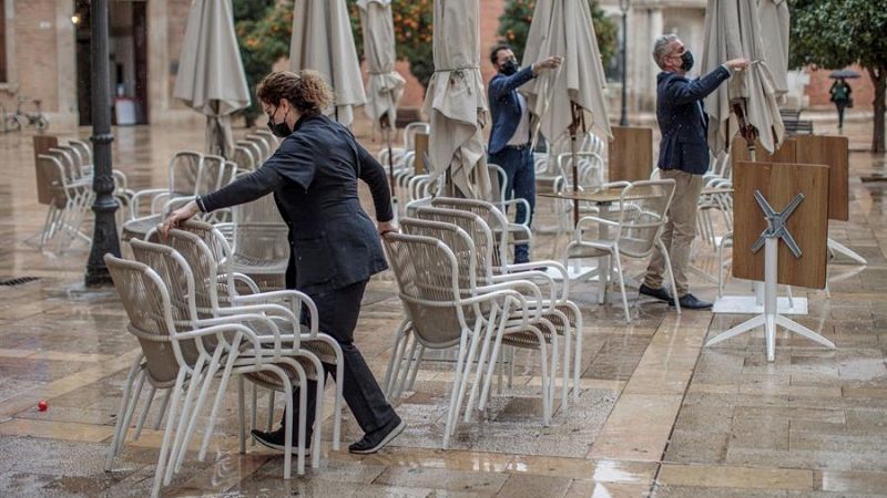 La Comunidad Valenciana decreta el cierre total de la hostelería y Navarra no permitirá consumir en su interior