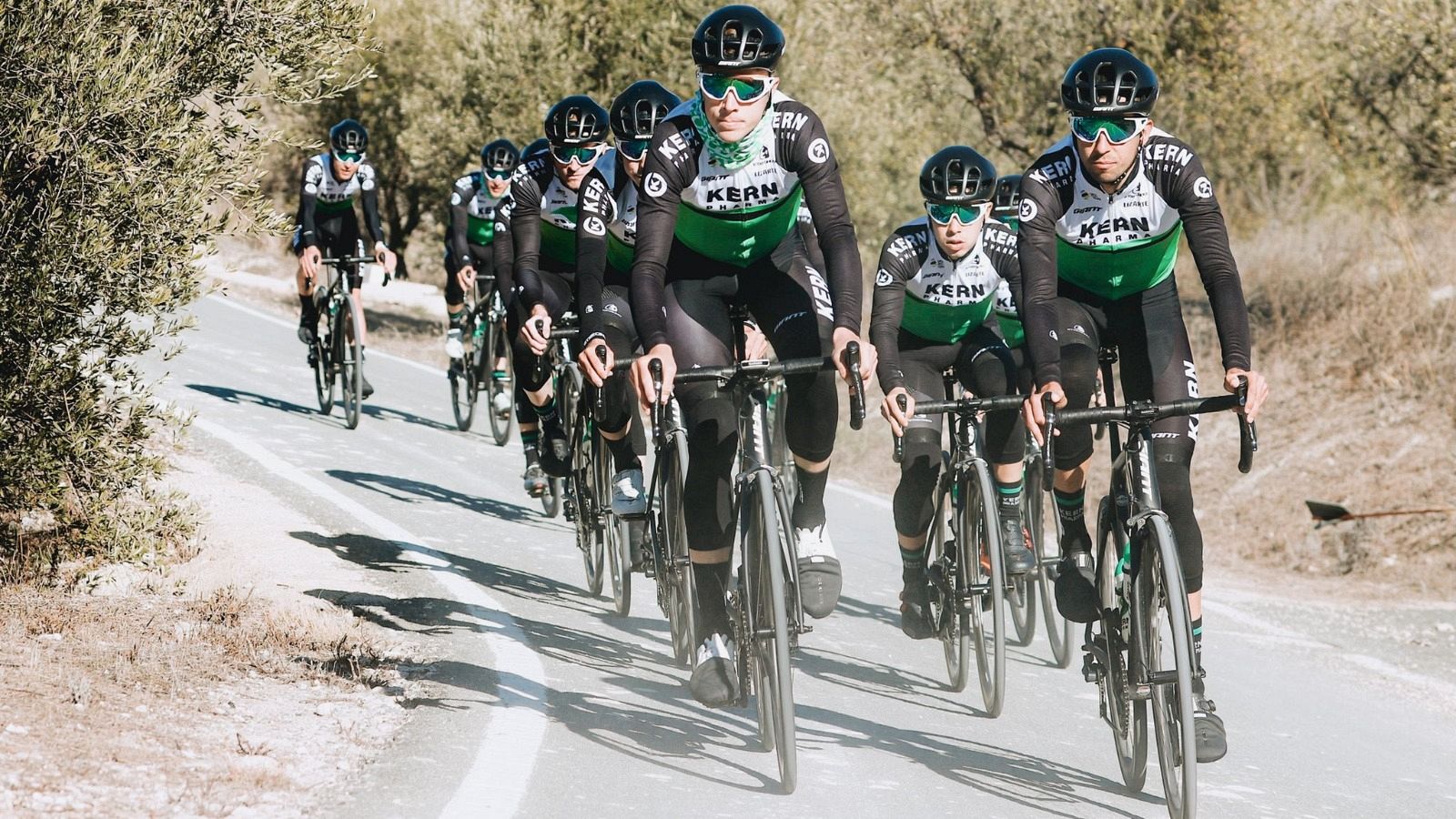 Perico e Indurain apadrinan al joven equipo Kern Pharma | Ver