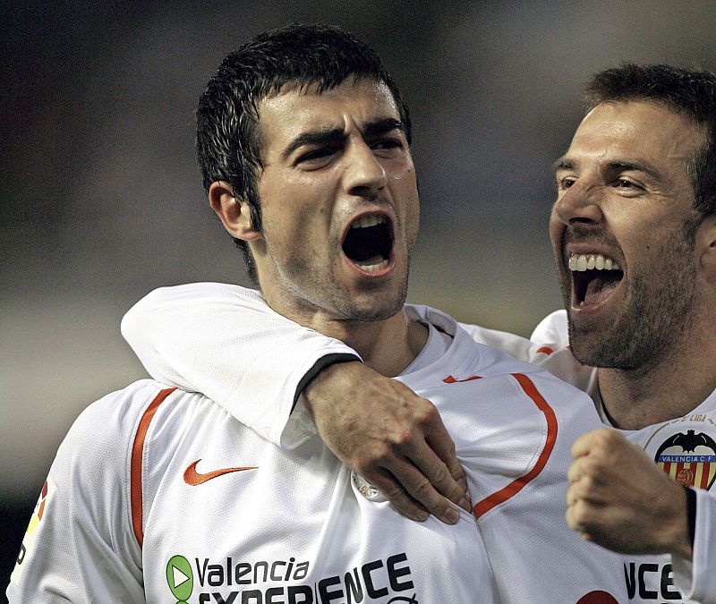 Valencia remonta ante un Espanyol en inferioridad