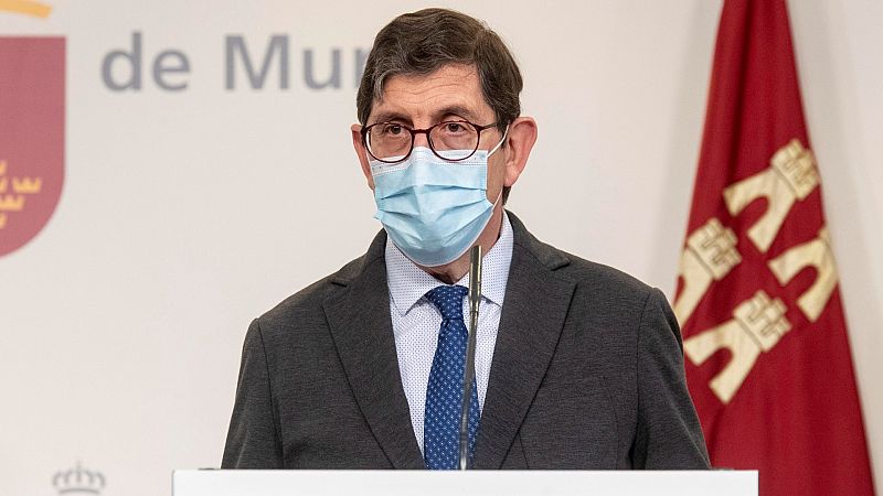 El consejero de Salud de Murcia pide disculpas por vacunarse del COVID-19 pero no dimite: "Se hizo en base al protocolo"