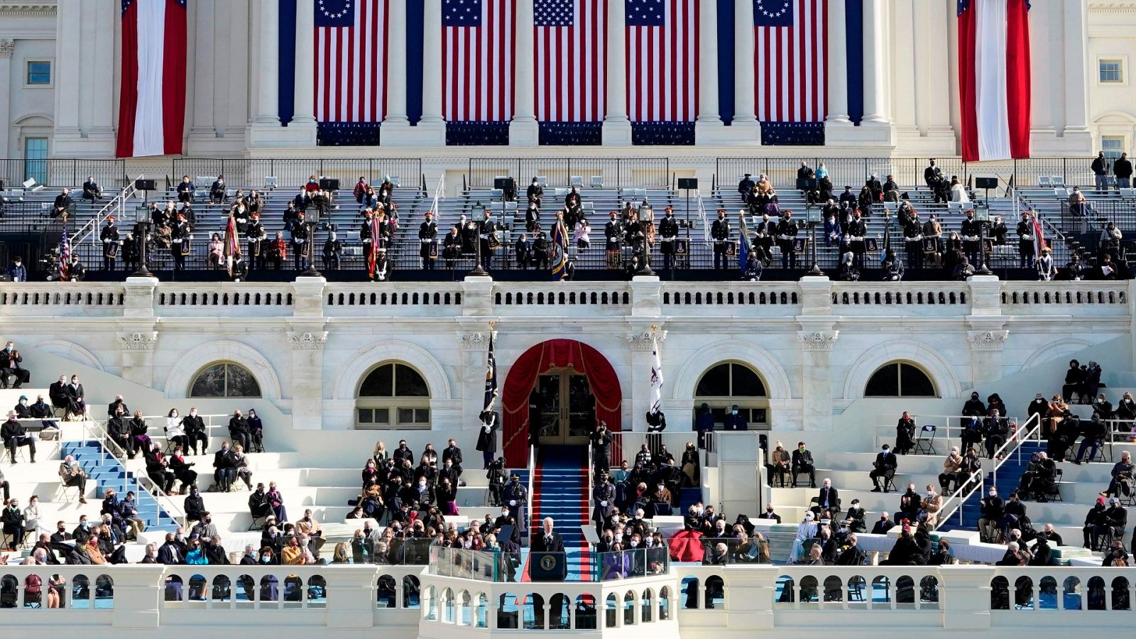 Mascarillas, armas y una enorme valla: una investidura at�pica marcada por la pandemia y el asalto al Capitolio