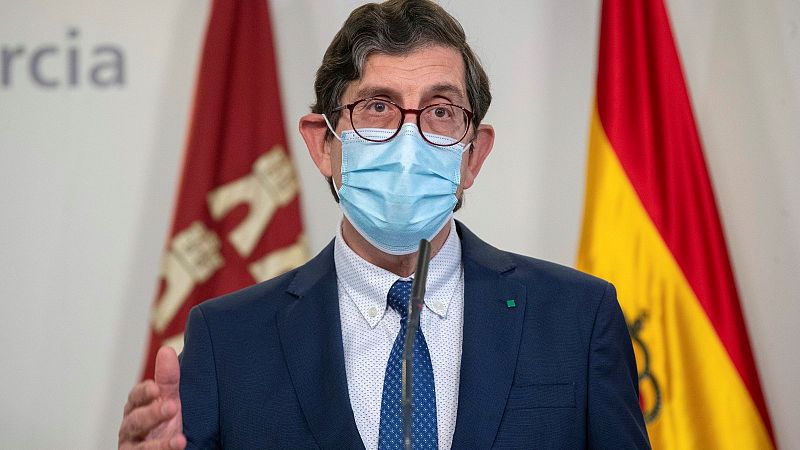 Dimite el consejero murciano de Salud tras la polémica por vacunarse contra el COVID-19