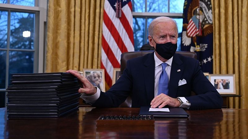 Coronavirus, clima e inmigracin: Biden firma sus primeras rdenes como presidente para desarmar el legado de Trump