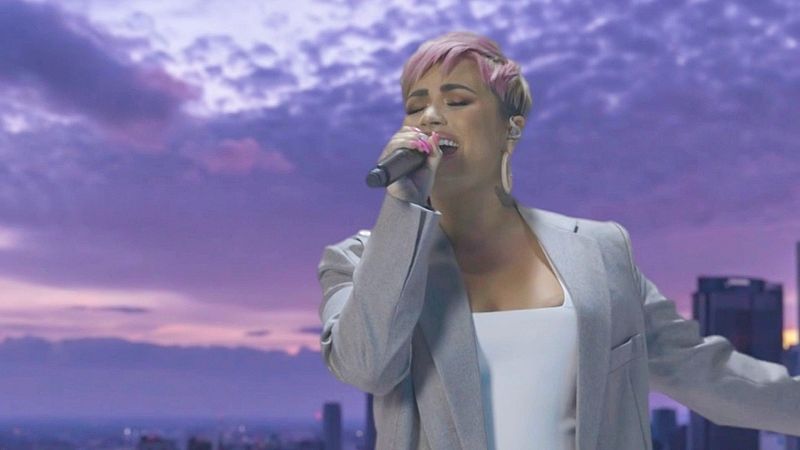 Demi Lovato estrena pelo rosa y Katy Perry enciende la noche de investidura con "Firework"