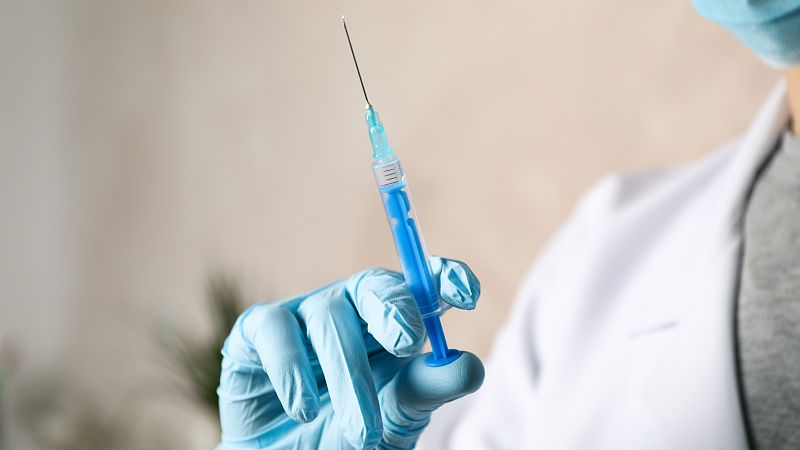Pfizer recomienda el uso de jeringuillas especiales para evitar desaprovechar la vacuna y sacar una sexta dosis extra
