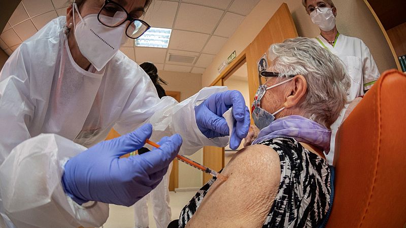 La vacunación en mayores de 80 años, un rayo de esperanza para el grupo más castigado por la pandemia
