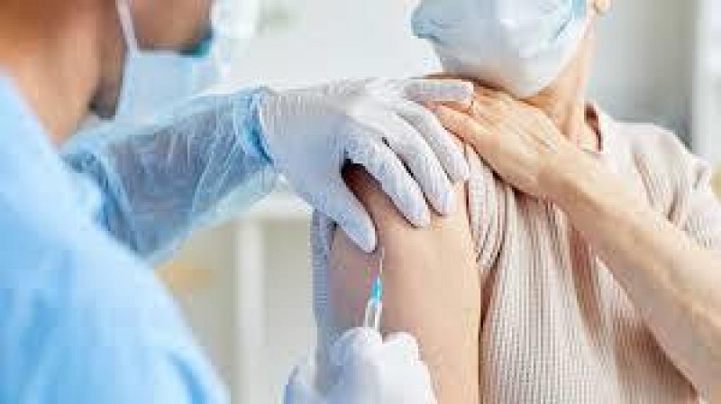 La Generalitat ordena vacunar a tot el personal sanitari