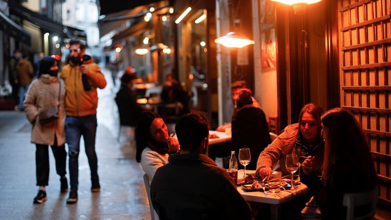 Madrid adelanta el cierre de hostelería y comercios a las 21h y prohíbe las reuniones de más de cuatro personas