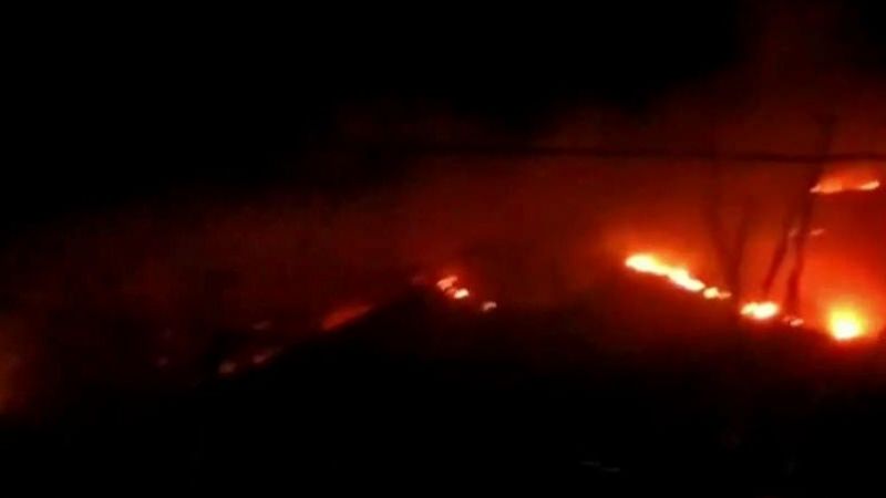 60 bomberos forestales combaten un incendio en el municipo almeriense de Berja, complicado por viento