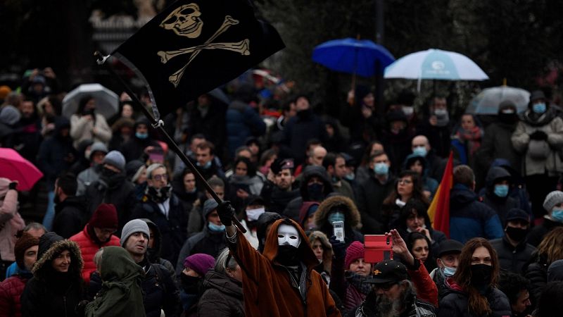 Sin mascarillas ni distancia en una protesta en Madrid contra la pandemia: "Illa, Illa, Illa, fuera mascarillas"