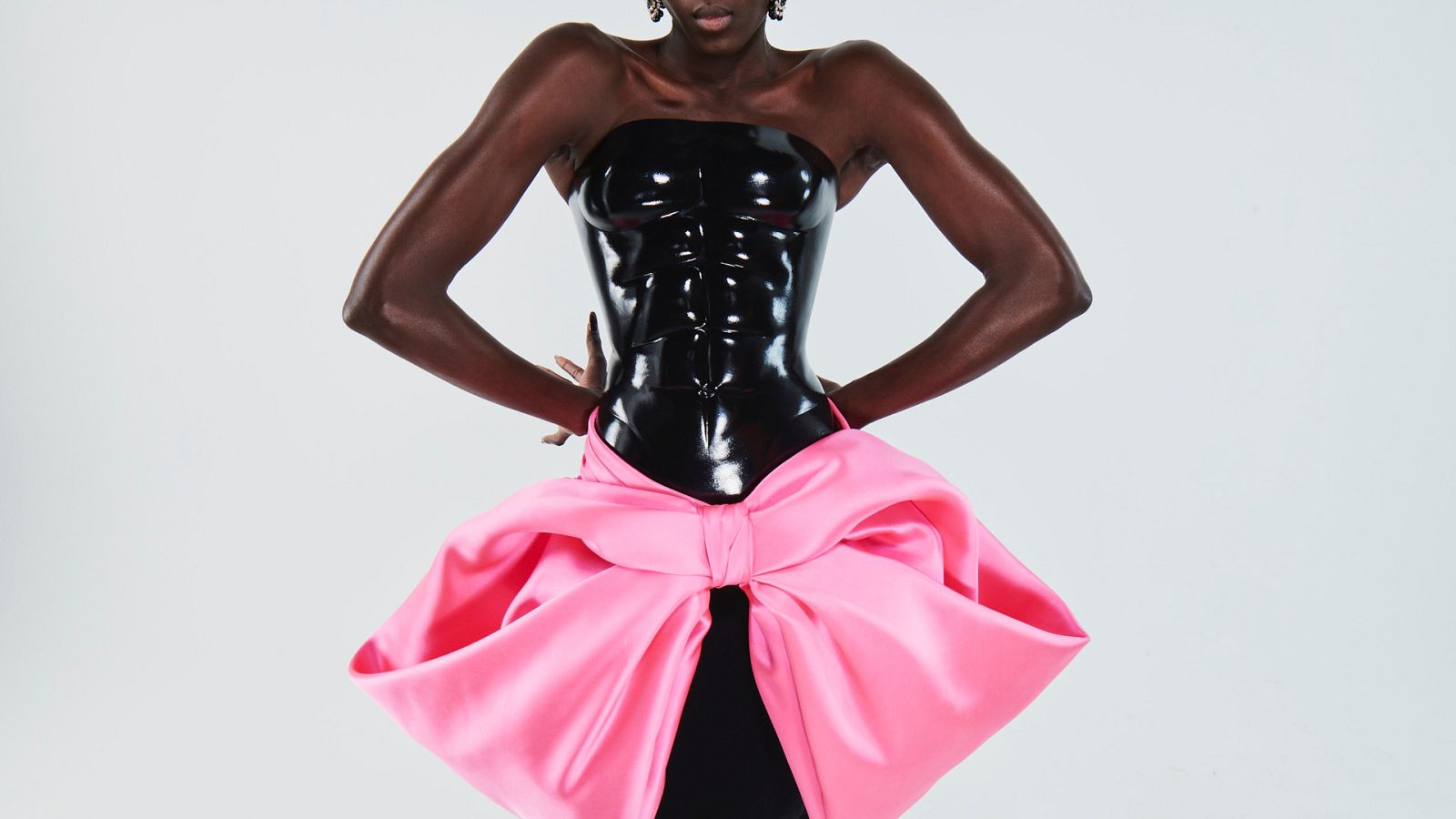 Schiaparelli hace una visión 'inmaculada' de la época dorada de la costura en los anos 50 | Ver