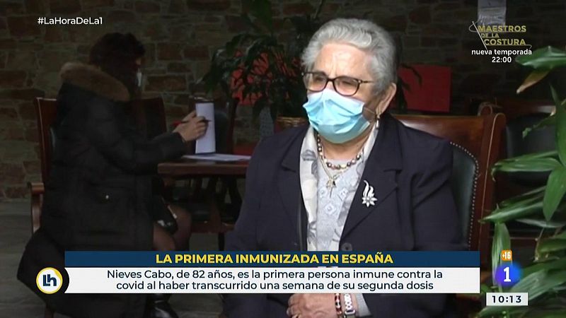 Primera persona inmunizada en España: "No tengan miedo, que la vacuna es lo mejor que hay"
