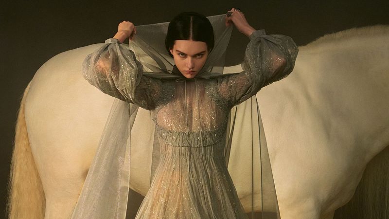 Dime una carta del Tarot y te diré qué vestido de Dior eres