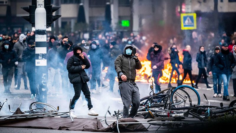 Países Bajos califica de "violencia criminal" los disturbios y saqueos de este fin de semana en contra del toque de queda