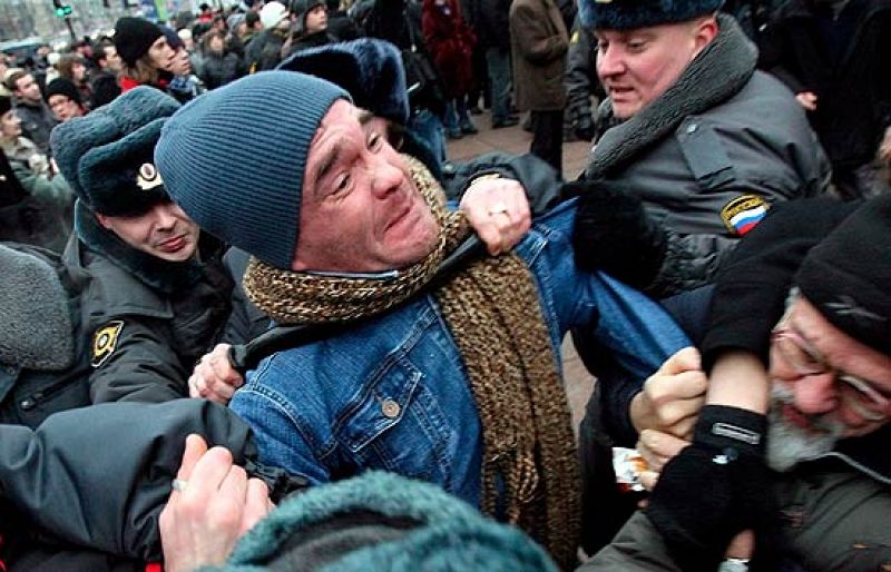 La policía rusa detiene a "decenas" de opositores en una manifestación no autorizada contra Putin