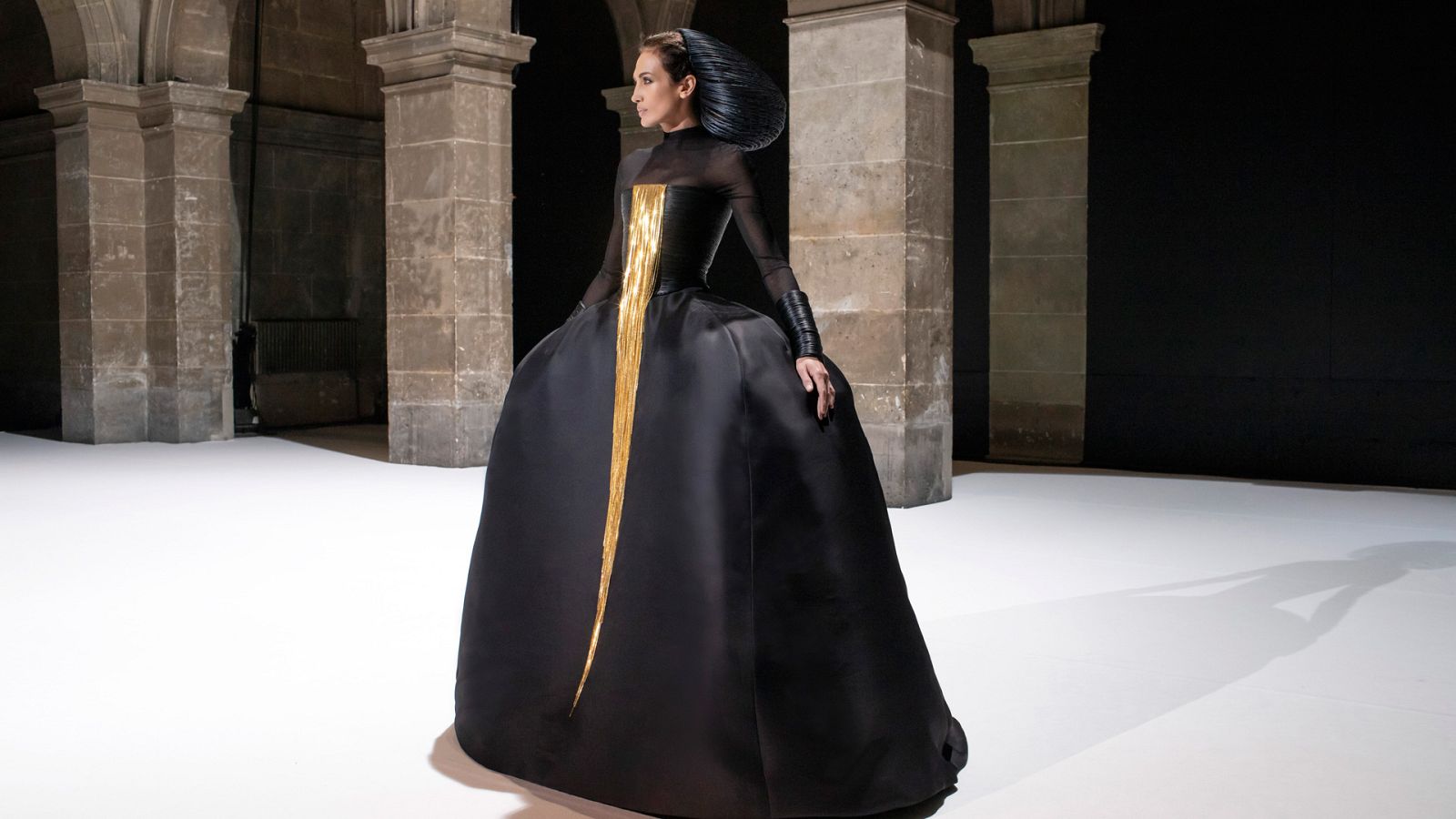 Nieves Álvarez, una bellísima 'Menina' para Stéphane Rolland | Ver