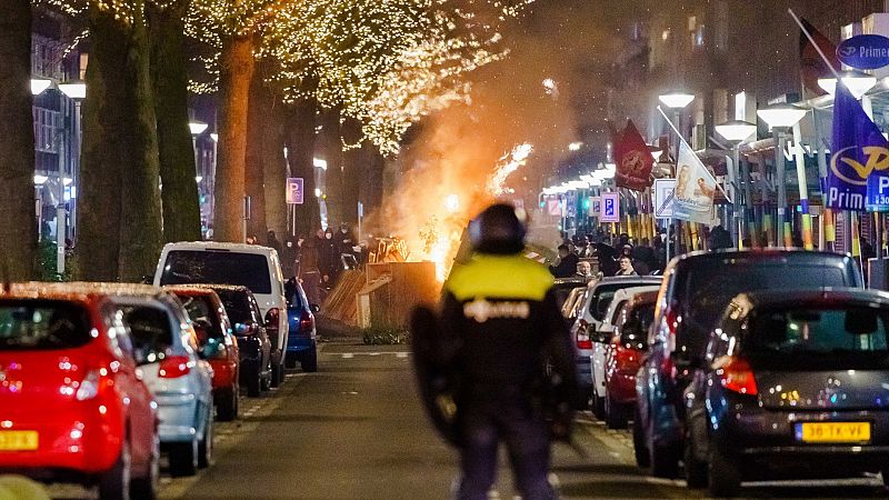 Países Bajos registra una nueva noche de disturbios contra el toque de queda
