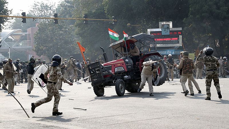 Agricultores indios toman el Fuerte Rojo de Nueva Delhi durante una violenta protesta