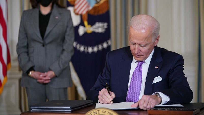 Un juez bloquea la orden de Biden de suspender las deportaciones durante 100 días