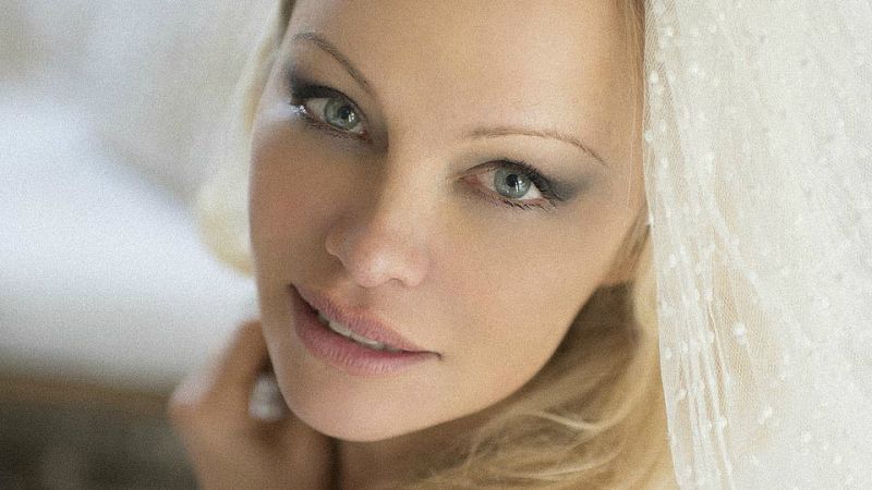 Pamela Anderson se casa con su guardaespaldas en secreto