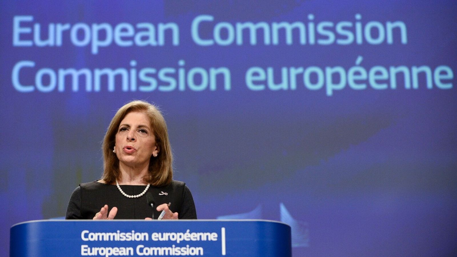 Bruselas publica el contrato con AstraZeneca pero oculta cantidades, precios y fechas de entrega