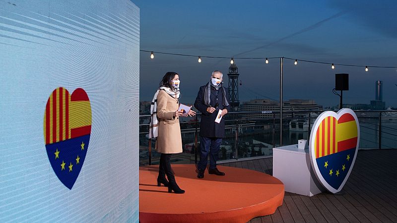 Ciudadanos retira sus carteles con el lema "Vota abrazo" en el primer día de campaña