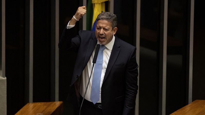 El candidato de Bolsonaro se hace con la presidencia del Congreso brasileño y aleja al mandatario del juicio político