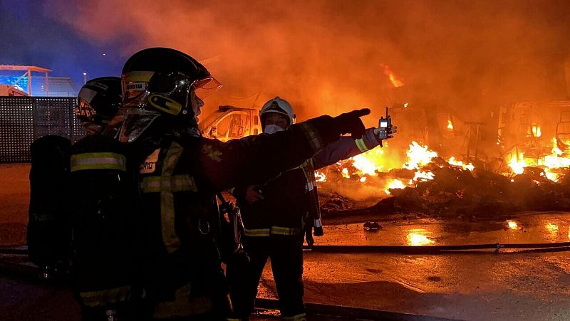 Aparatoso incendio sin heridos en un aparcamiento de caravanas en Alcalá de Henares (Madrid)