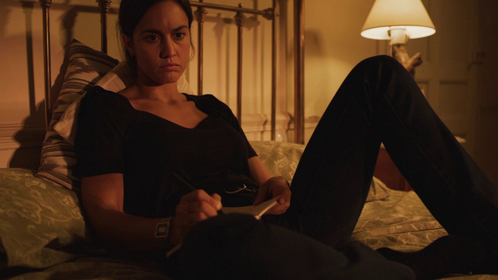 La caza. Tramuntana - Sara escucha las grabaciones de Bernat