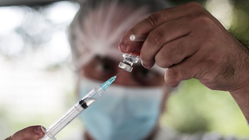 Andalucía plantea vacunar en grandes superficies a los mayores de 80 años sin problemas de movilidad