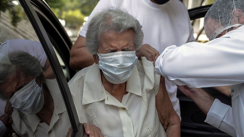 Sanidad descarta la vacuna de AstraZeneca para los mayores de 80 años