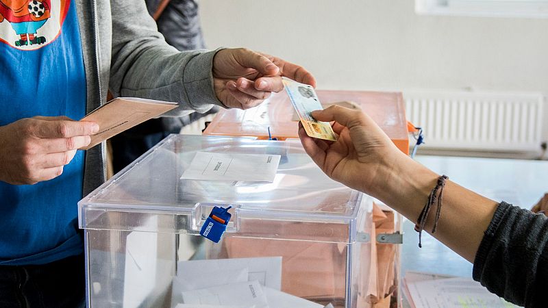 El PSOE y Unidas Podemos proponen eliminar el voto rogado y agilizar el proceso electoral en el extranjero