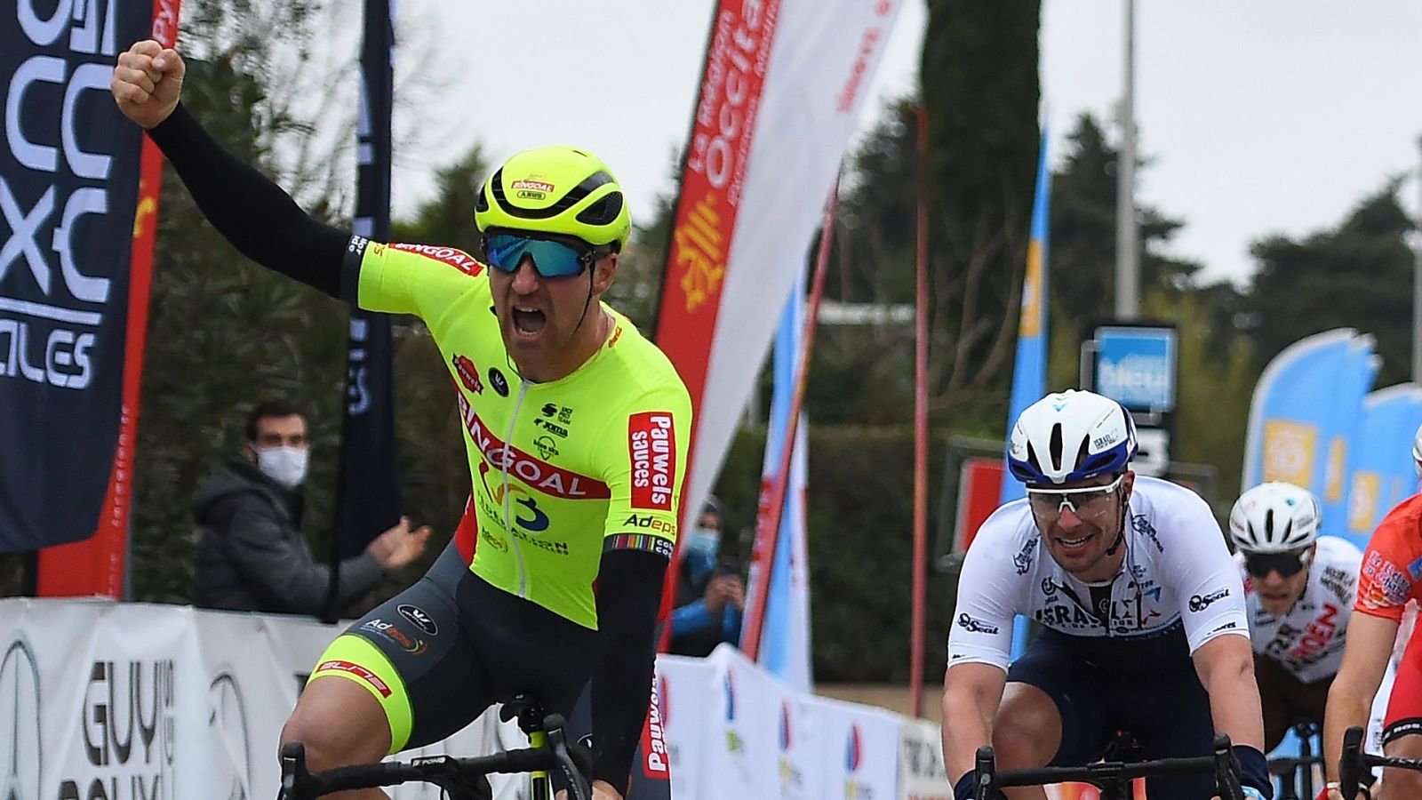 Así fue la accidentada llegada de la etapa 2 del Tour du Gard