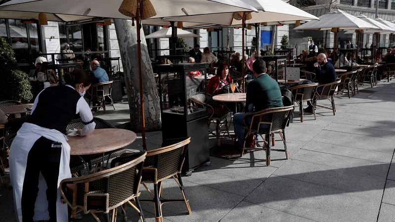Madrid amplía a seis los comensales por terraza y obliga al uso de mascarilla en el interior de bares y restaurantes