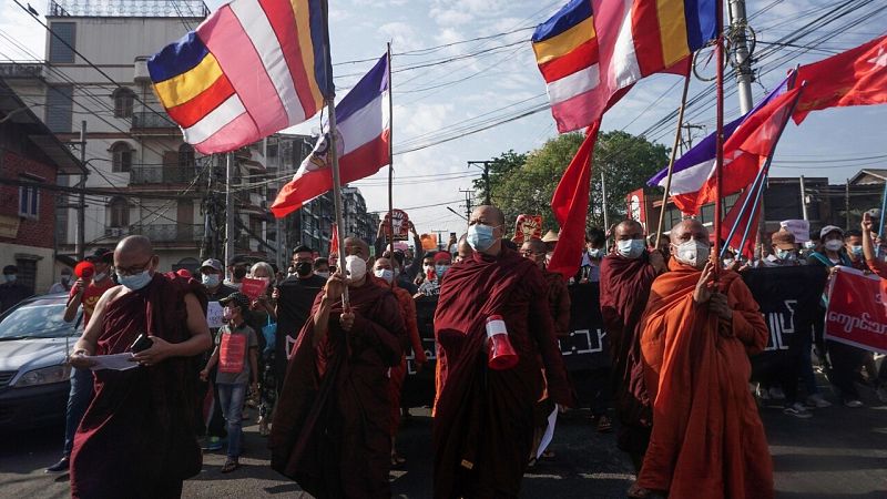 Monjes budistas se unen a las protestas contra el golpe de Estado en Birmania
