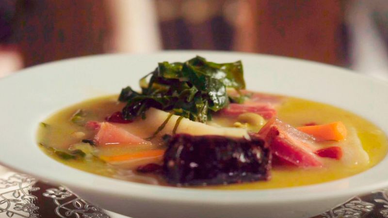 Receta de Guiso de habitas con col de invierno, nabo y butifarra