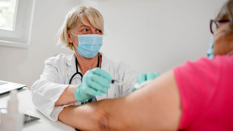 Mayores de 70 años, obesos y personas con síndrome de Down: el siguiente grupo que podría recibir la vacuna