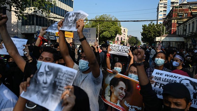 Los manifestantes contra el golpe de Estado en Birmania vuelven a salir a la calle desafiando la ley marcial