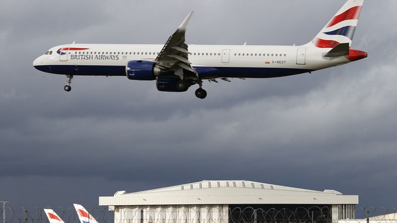 El Reino Unido exigirá tres pruebas de COVID a todos los viajeros que lleguen al país