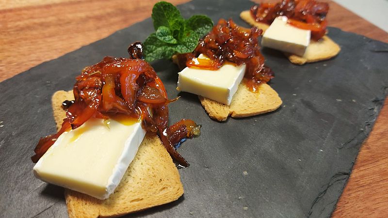 Receta de pimientos caramelizados en queso brie